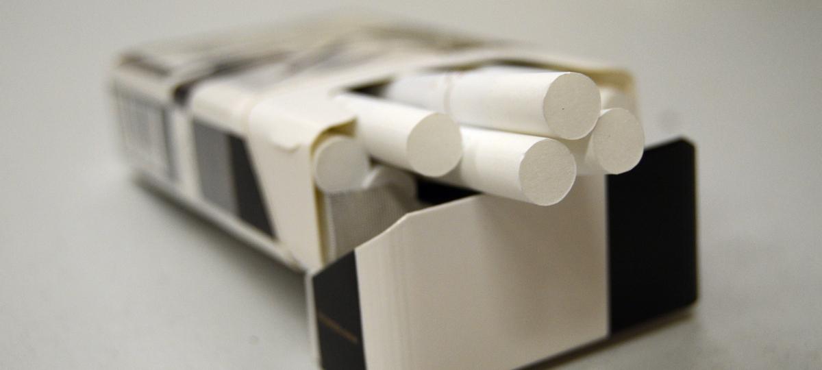 Пачка сигарет на столе крупным планом