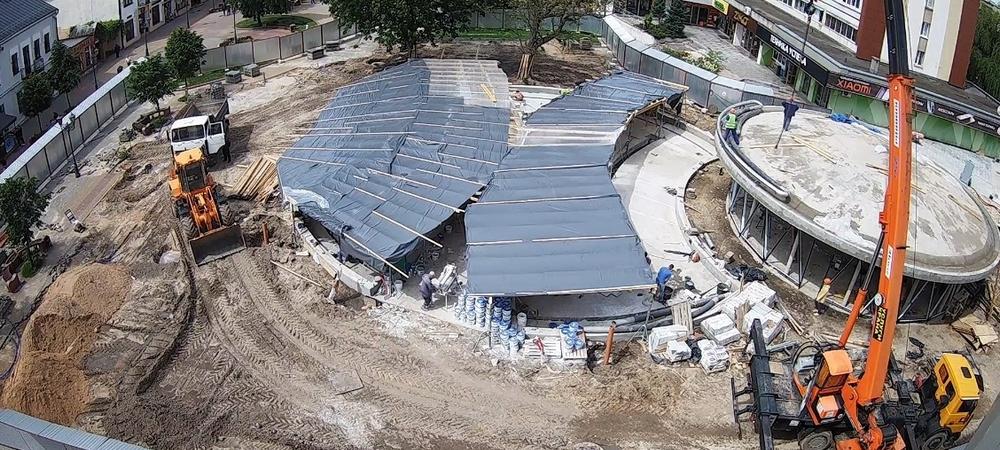 Во время строительства фонтана на улице Советской в Бресте. Скриншот видео