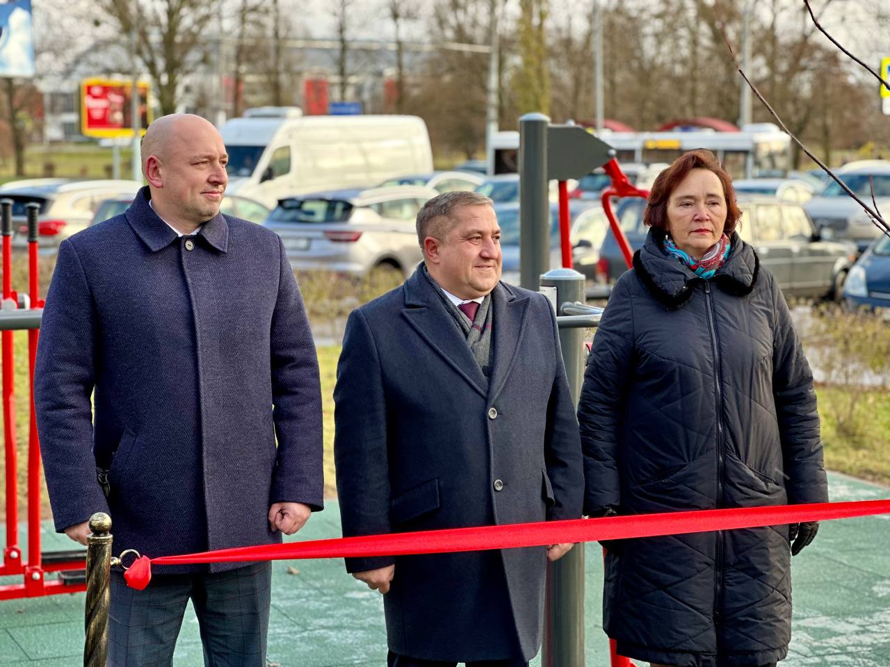 Брестские чиновники на открытии новой уличной спортивной площадки в сквере у БелГазПромбанка (в районе ЦМТ). Фото: «Любимый Брест».