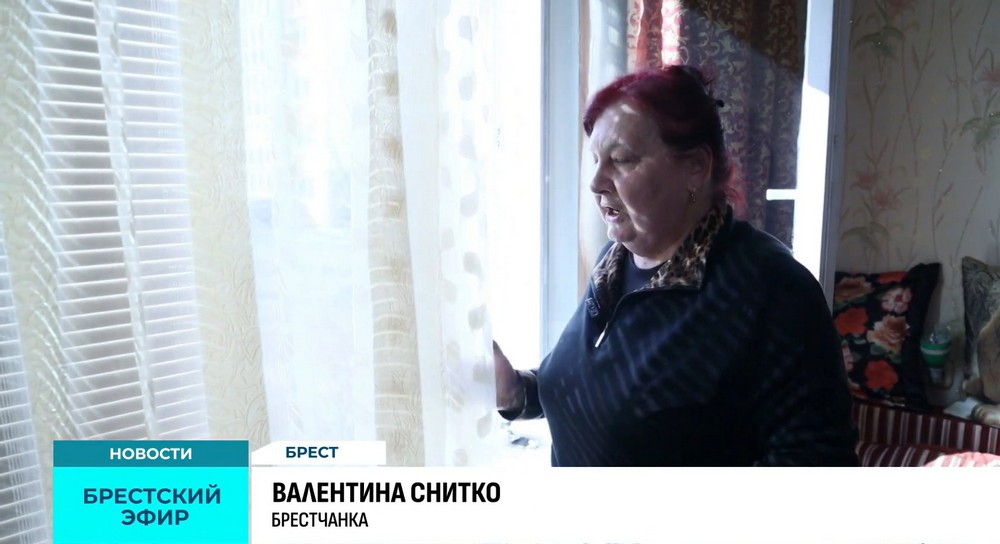 Брестчанка Валентина Снитко, которая против футбольной площадки во дворе ее дома. Скриншот видео