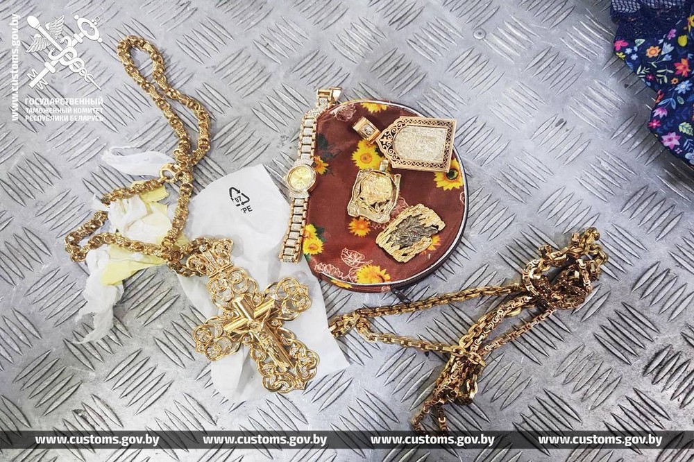 Драгоценности, которые везла украинка. Фото: ГТК