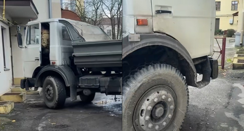 Грузавік стаіць каля жылога дома