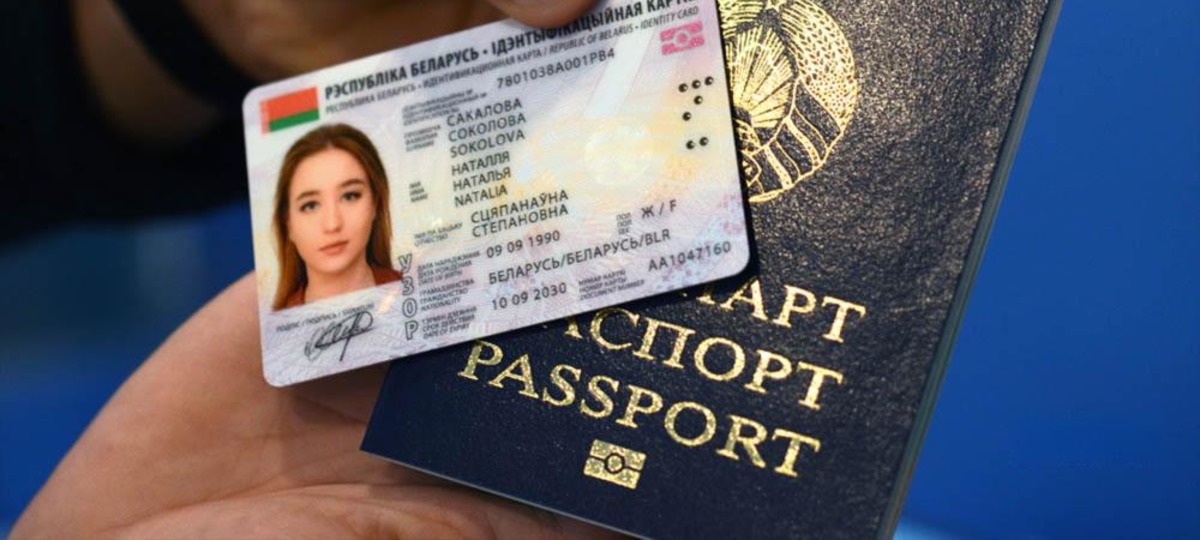 Биометрический паспорт Беларуси и ID-карта в руках человека