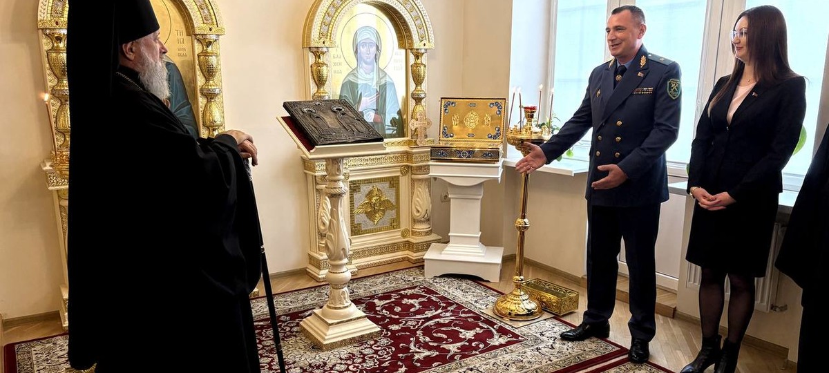 Начальник Брестской таможни Сергей Якута передает икону Брестской епархии БПЦ. Фото: ГТК