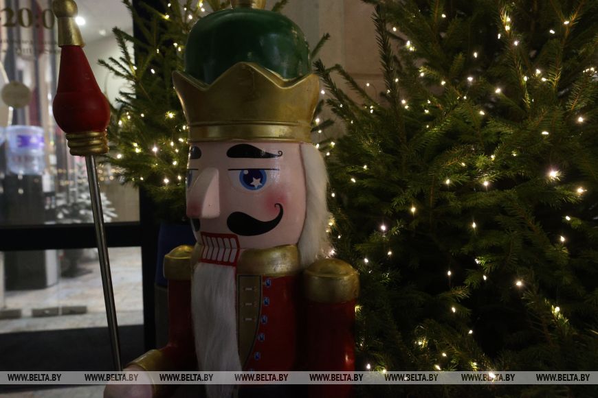 Новогодние украшения кафе в Бресте.