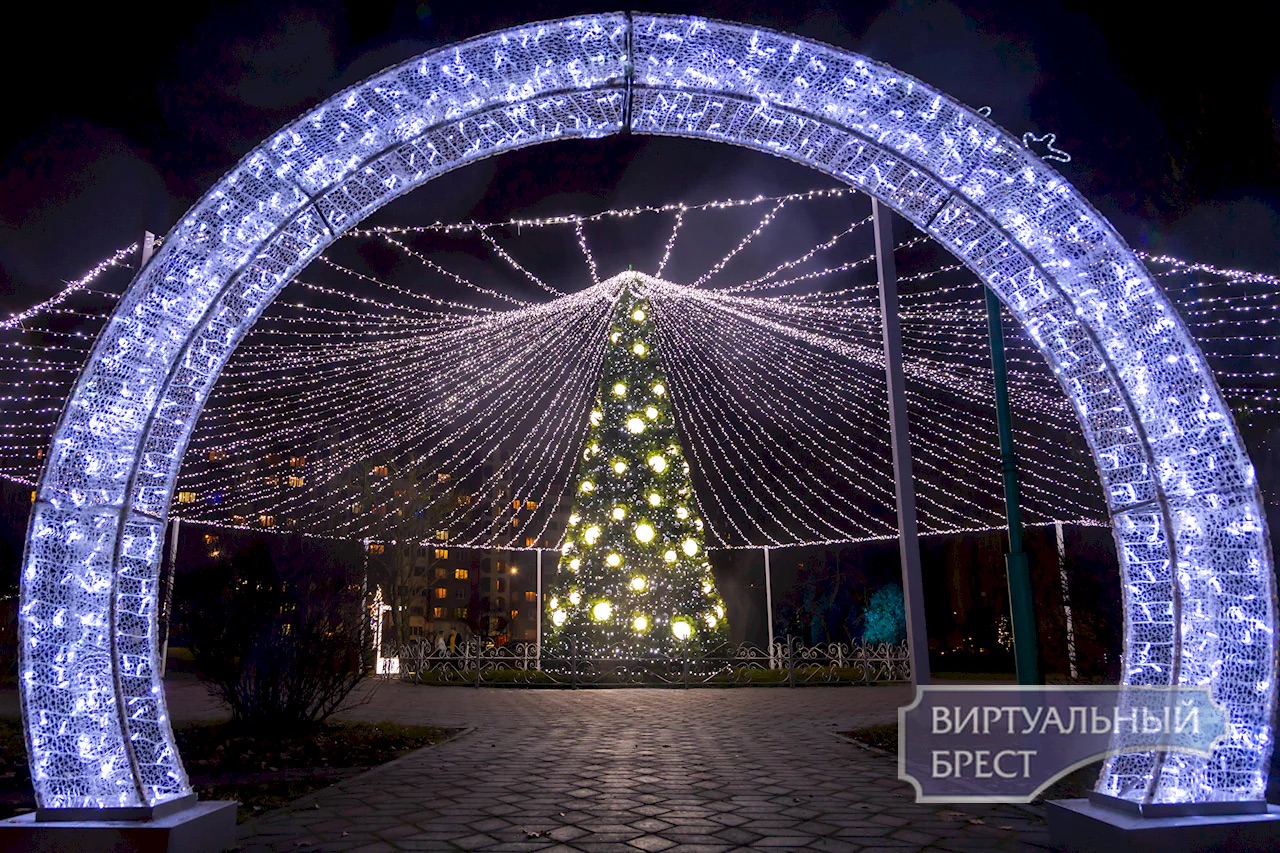 Обновленная новогодняя елка в Парке Мира в Бресте.