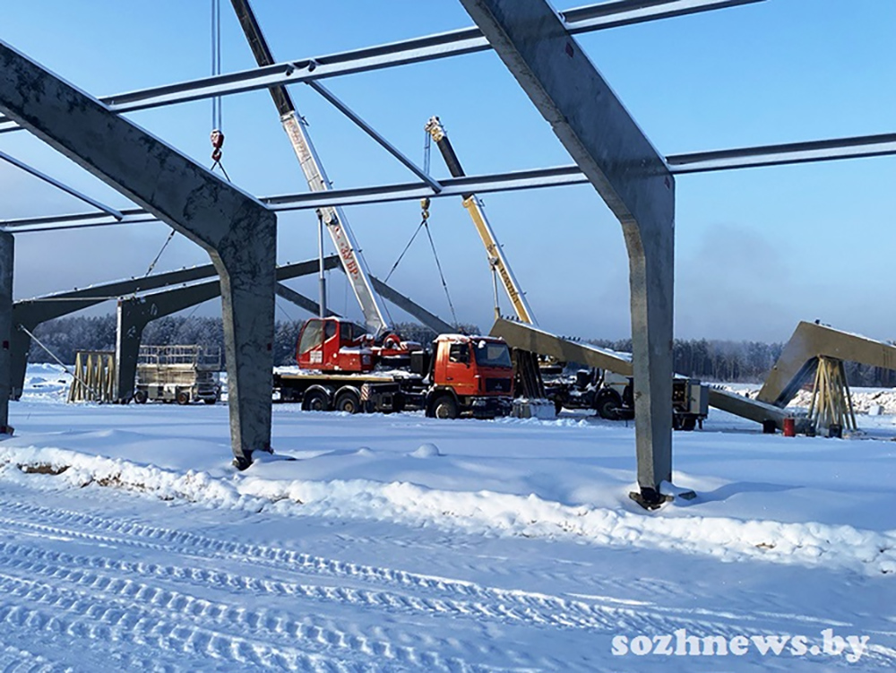 трактор на снегу