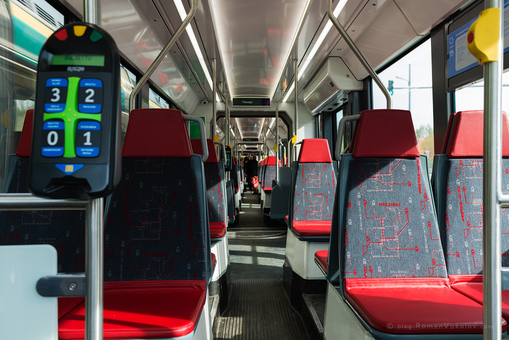 Салон трамвая в Хельсинки (Финляндия).