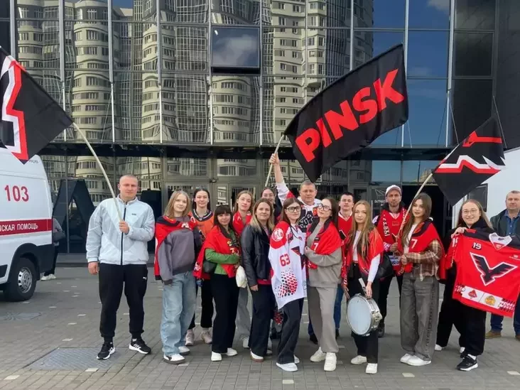 Пинчанин Валентин Глинский на выездом матче хоккейной команды. Валентин — четвертый с правой стороны, с флагом клуба. Фото из его соцсетей