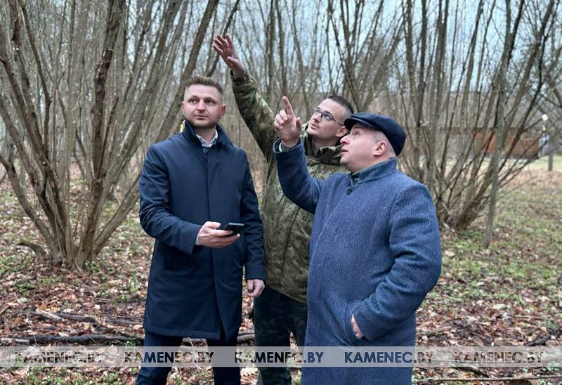 Сотрудники нацпарка измеряют уровень шума в Беловежской пуще