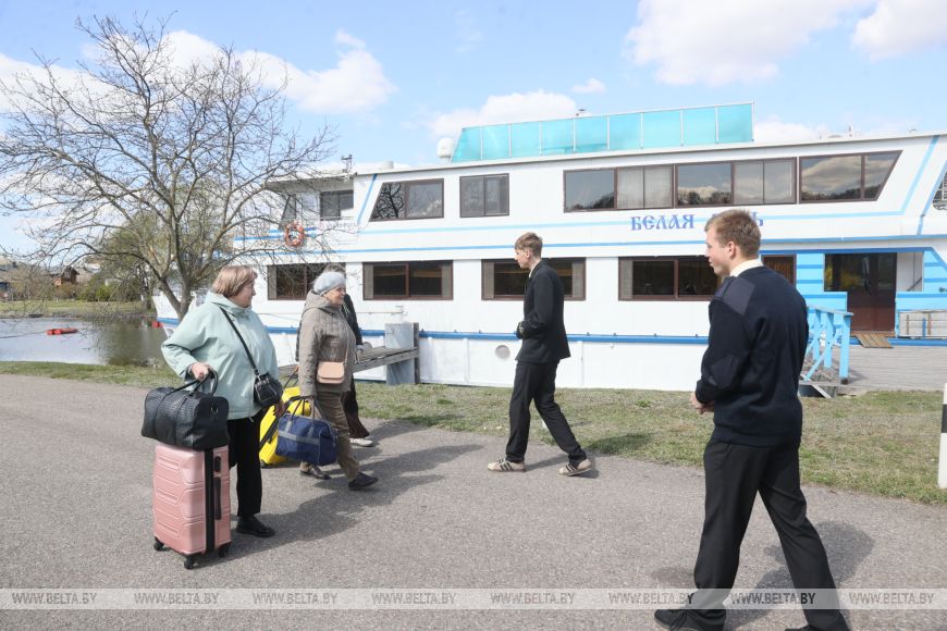 Пассажиры круизного теплохода «Белая Русь» садятся на судно
