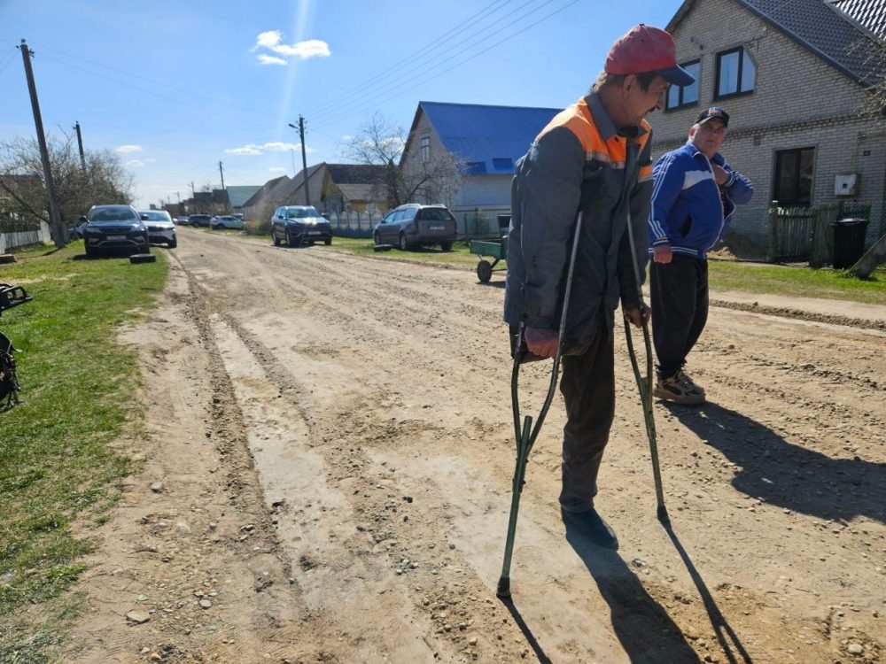 Встреча жителей Молодечно с чиновниками по поводу асфальтирования улицы