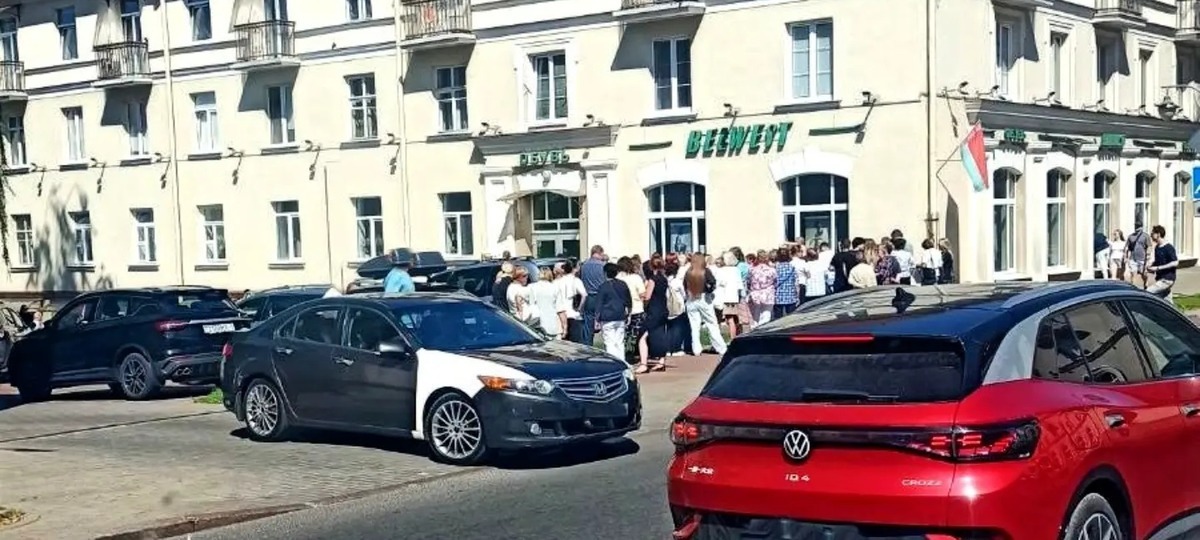 Очередь на распродажу обуви в Belwest в Гродно. Фото: https://newgrodno.by/