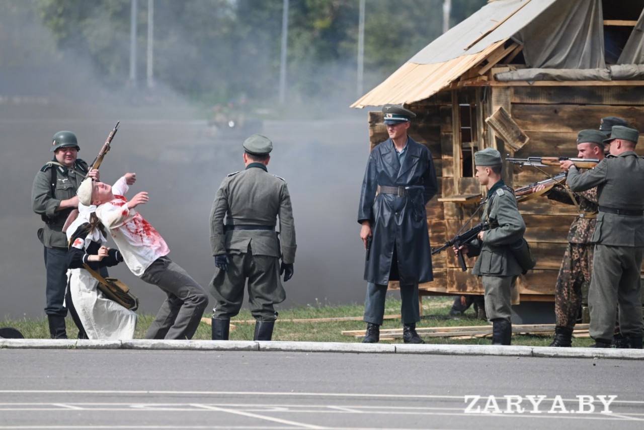 Сцена из военно-патриотической реконструкции на день ВДВ в Бресте