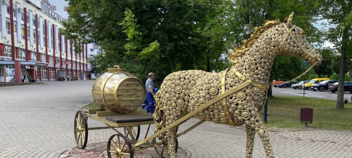 Скульптура золотой лошади в Новополоцке. Фото: https://gorod214.by
