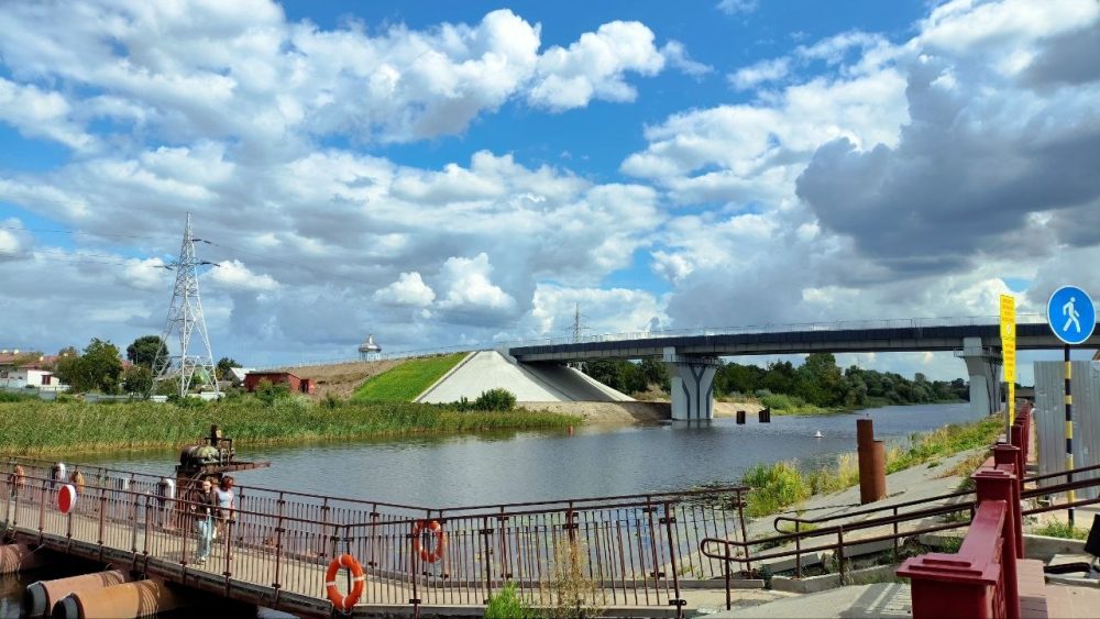 Понтонный мост в Кобрине на фоне моста, который откроют 17 сентября 2026 года