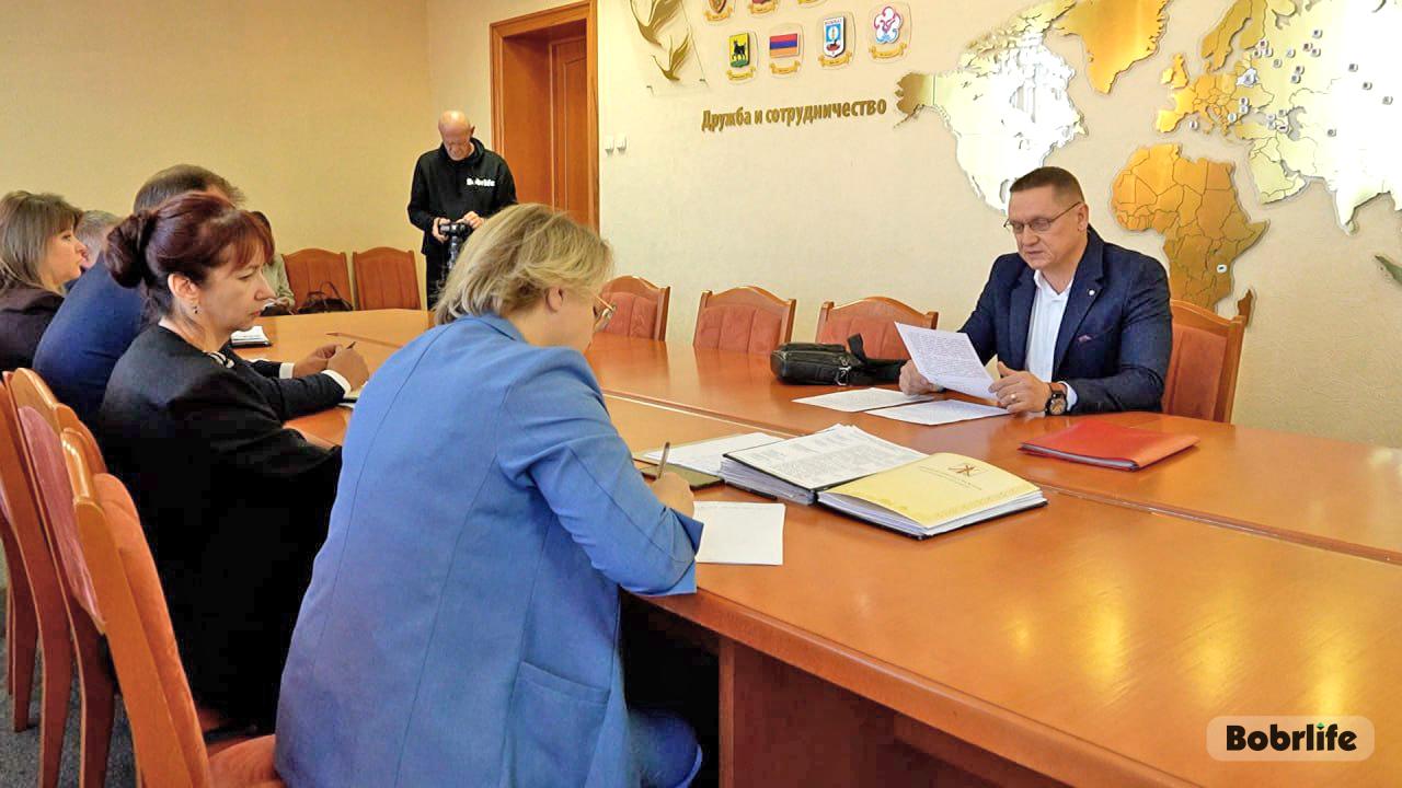 Максим Гурин рассматривает вопрос о доме на заседании