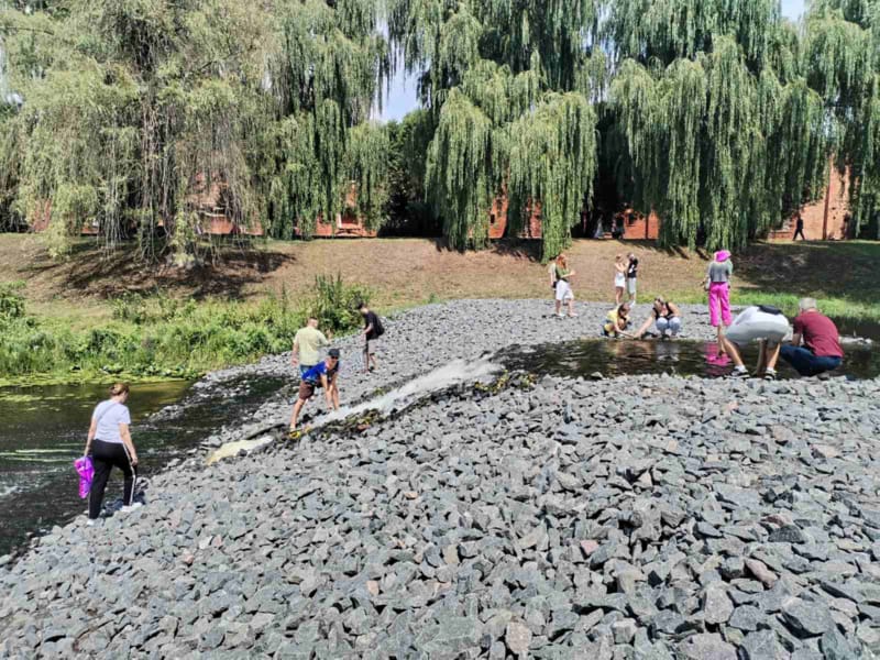 Переливная дамба из щебня у музея «Берестье» в середине июля 2026 года. Фото: «Вечерний Брест»