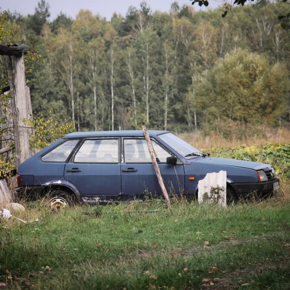 Техника в деревне Малоритского района. Фото: gera_more_ в Threads